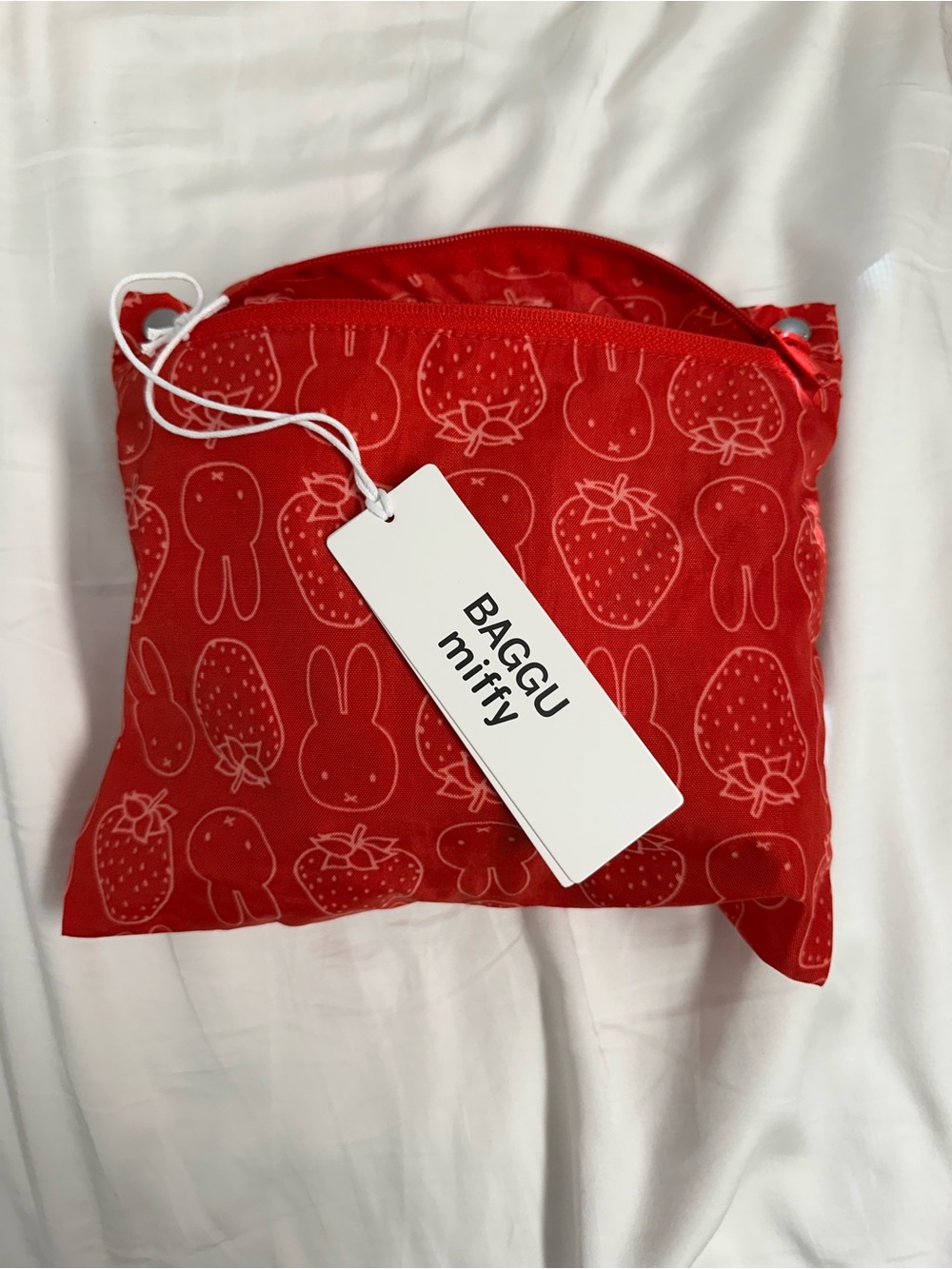 BAGGU & Miffy UO Exclusive Small Cloud Carry-On Bag - Picture 4 of 4